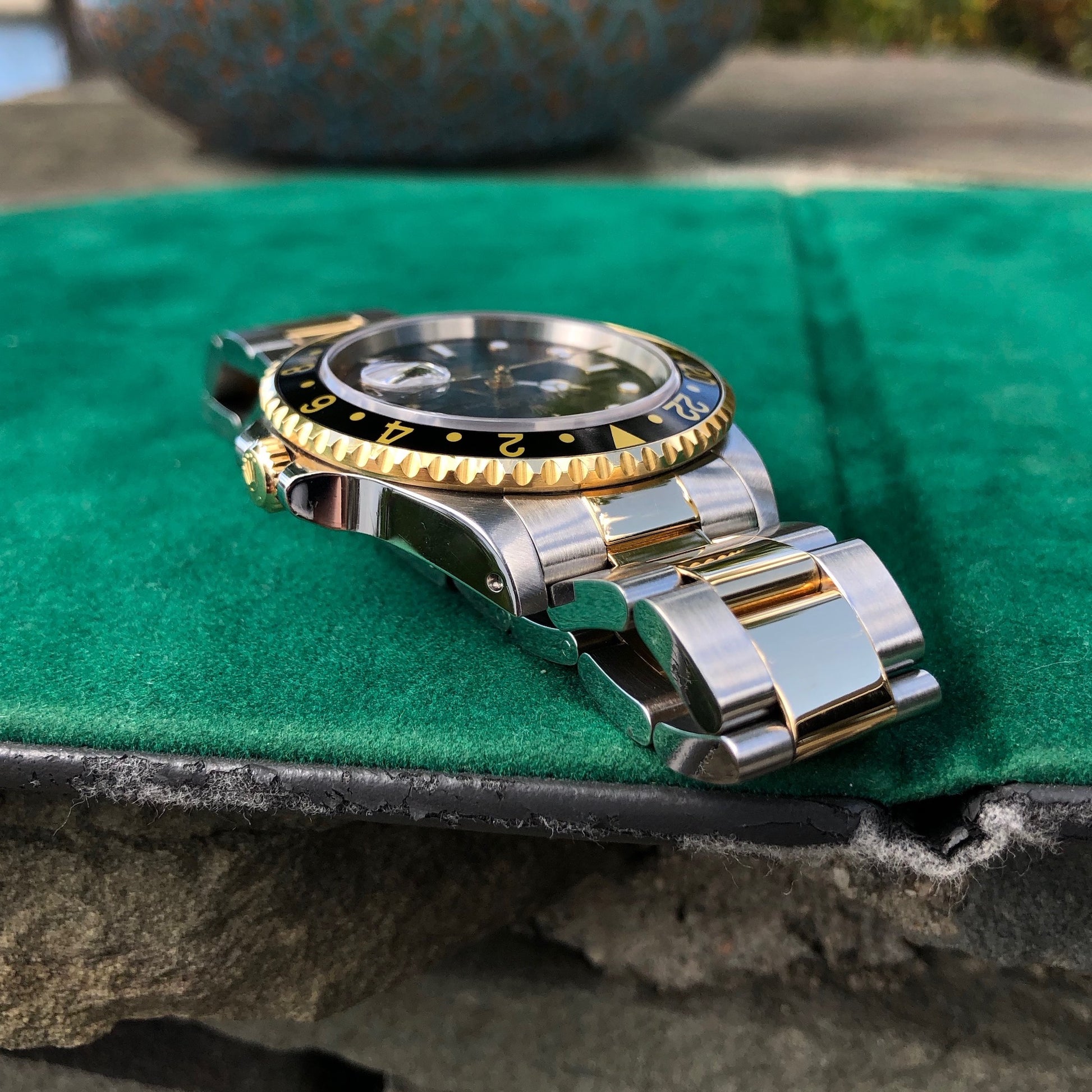 1997 Rolex GMT MASTER II 16713 Steel Gold Oyster Two Tone Black Wristwatch Box Papers HASHTAGWATCHCO